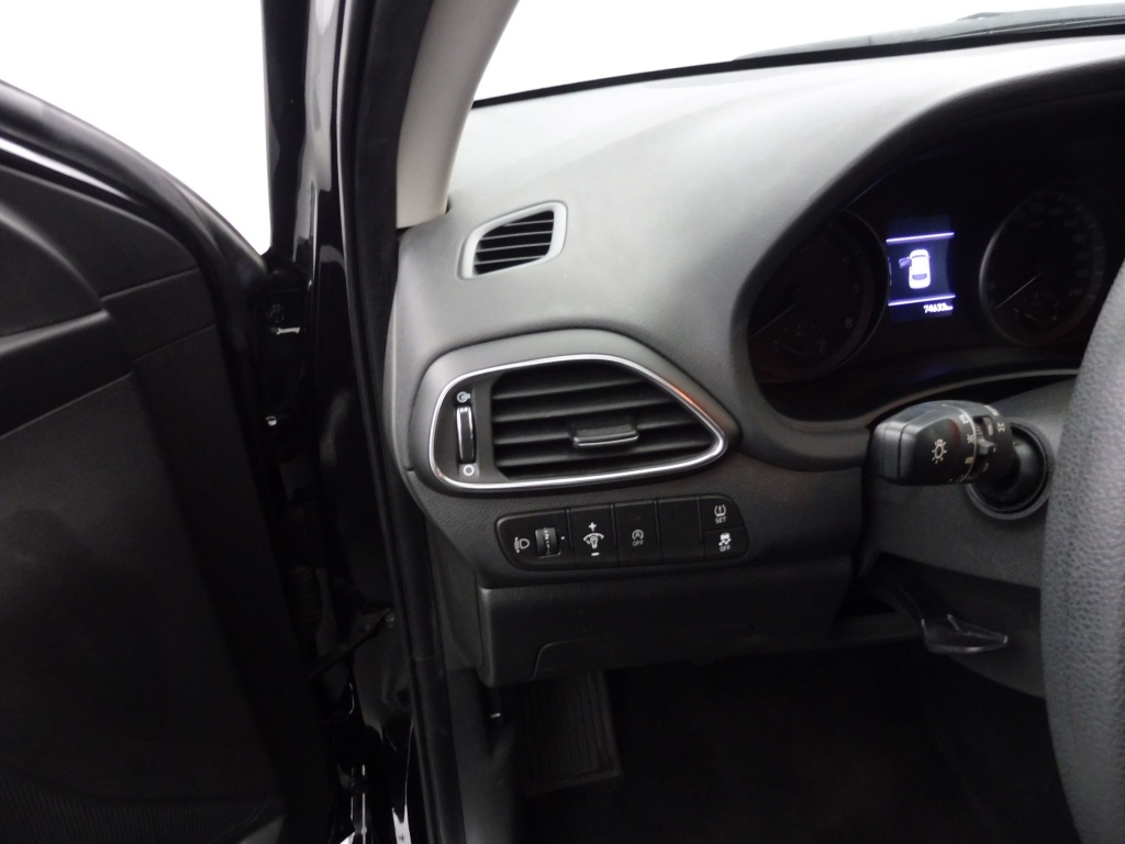 HYUNDAI i30 1.5 DPI 110 CH - ref: 73105 - Photo 7