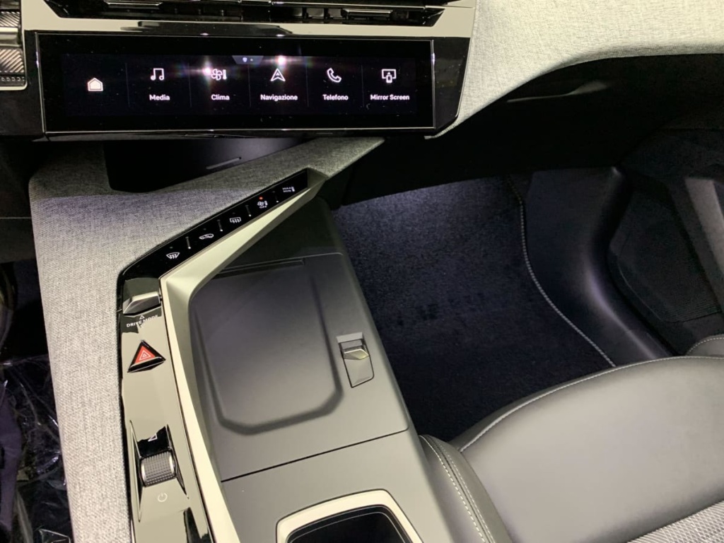 PEUGEOT 3008 Hybrid 145 e-DCS6 GT - ref: 1-366161 - Photo 18