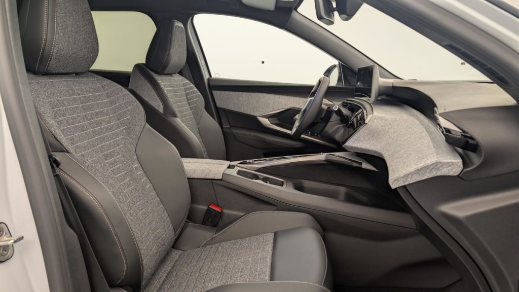 PEUGEOT 5008 HYBRID 145 CH E-DCS6 ALLURE - ref: 1-384739 - Photo 9