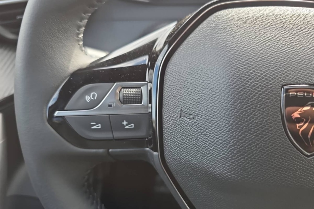 PEUGEOT 2008 Hybrid 145 e-DCS6 Allure - ref: 1-404423 - Photo 19