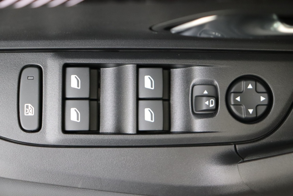 PEUGEOT 2008 Allure Hybrid 145 hp e-DSC6 - ref: 7-56898 - Photo 17