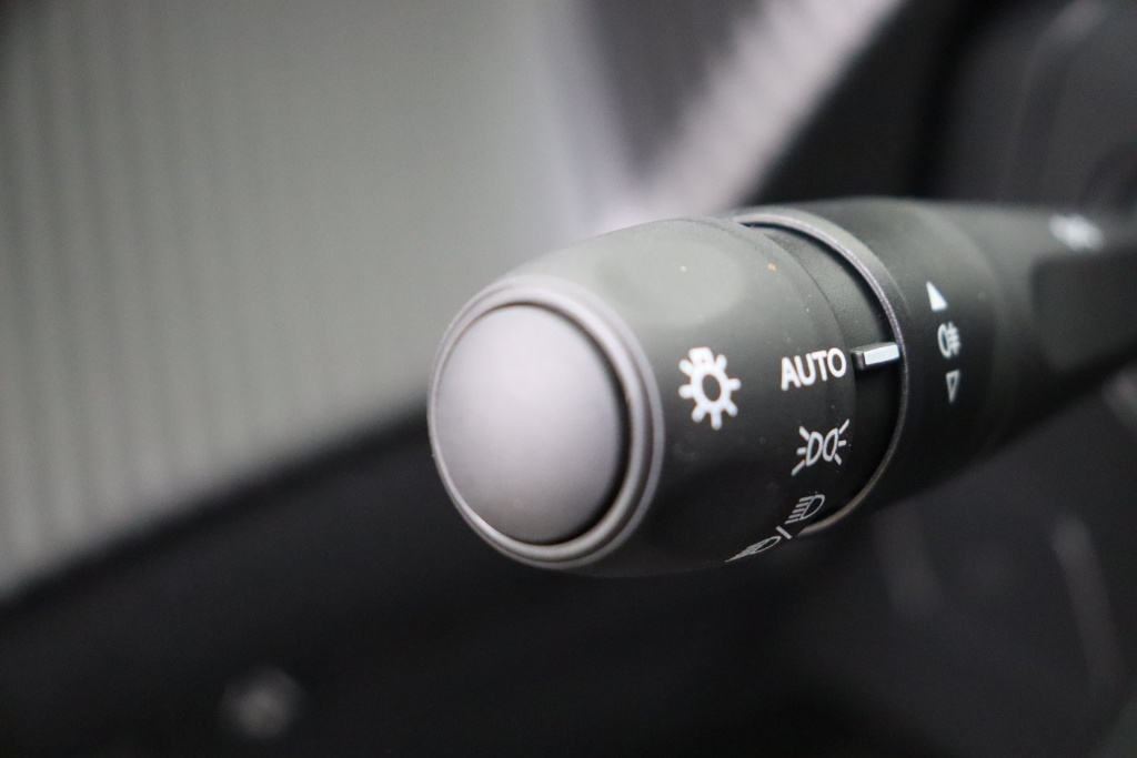 PEUGEOT 2008 Allure Hybrid 145 hp e-DSC6 - ref: 7-56898 - Photo 18