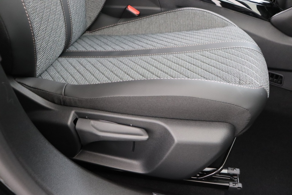 PEUGEOT 2008 Allure Hybrid 145 hp e-DSC6 - ref: 7-56909 - Photo 15