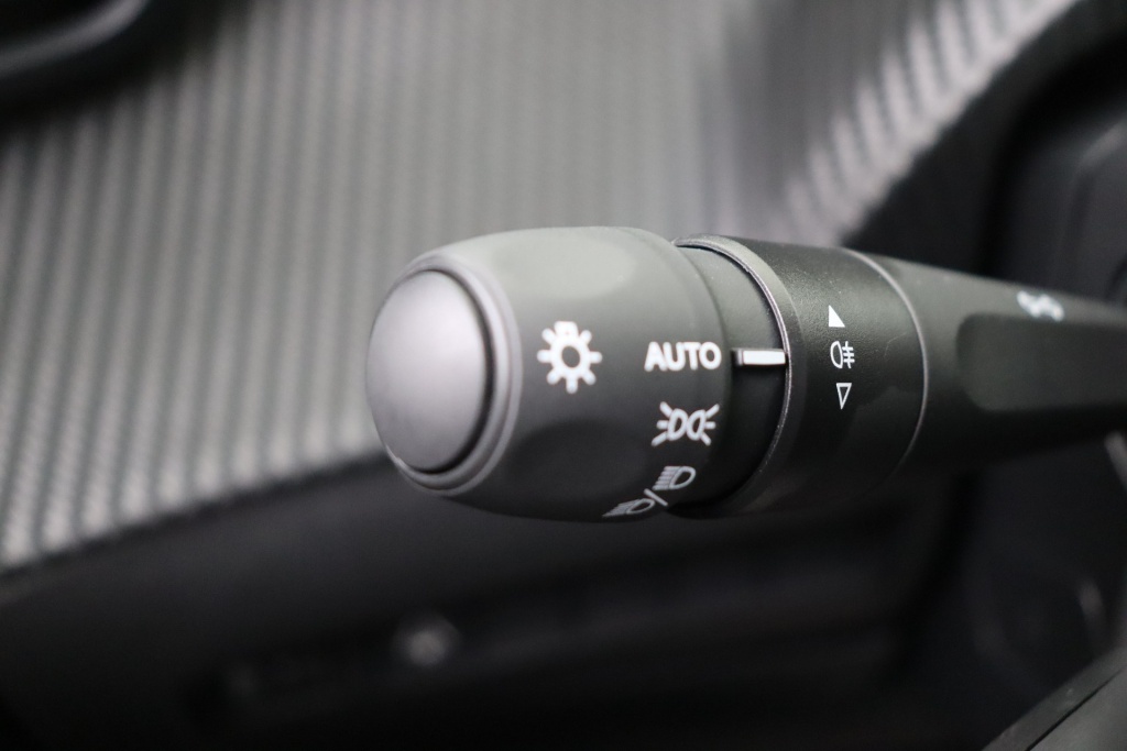 PEUGEOT 2008 Allure Hybrid 145 hp e-DSC6 - ref: 7-56909 - Photo 18