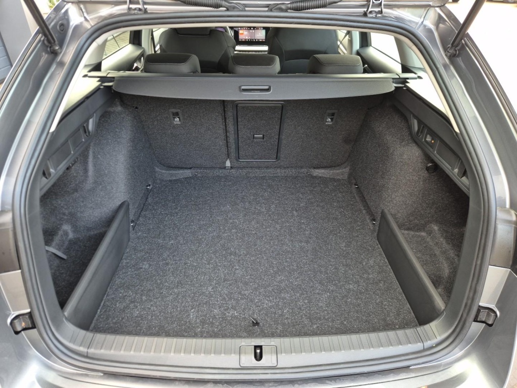 SKODA Octavia Combi 1.5 Gasoline 150hp DSG - ref: 7-61892 - Photo 9