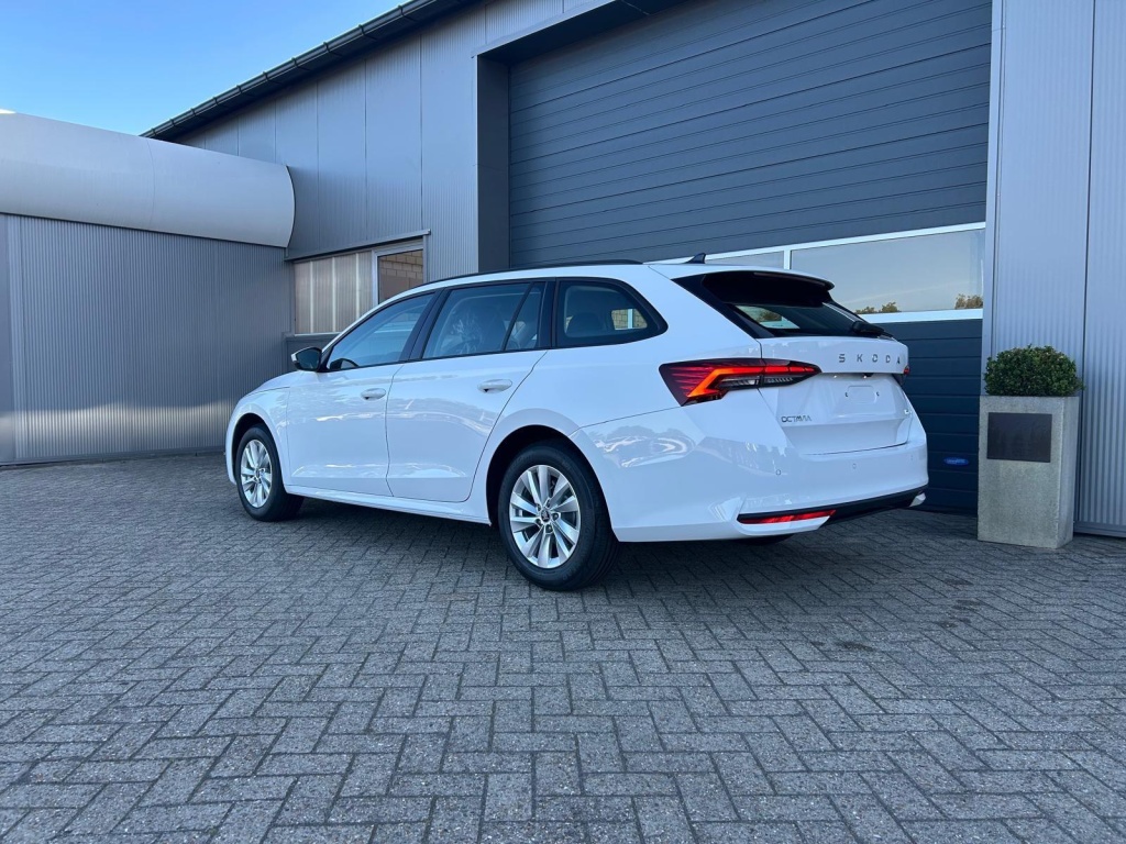 SKODA Octavia Combi 1.5 Gasoline 150hp DSG - ref: 7-62459 - Photo 3