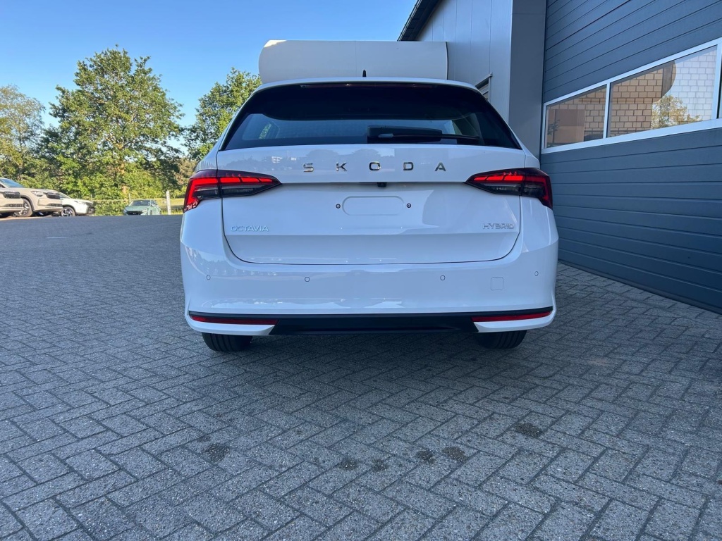 SKODA Octavia Combi 1.5 Gasoline 150hp DSG - ref: 7-62459 - Photo 4