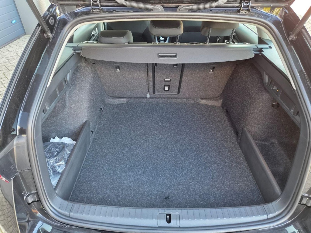 SKODA Octavia Combi 1.5 Gasoline 150hp DSG - ref: 7-70103 - Photo 9
