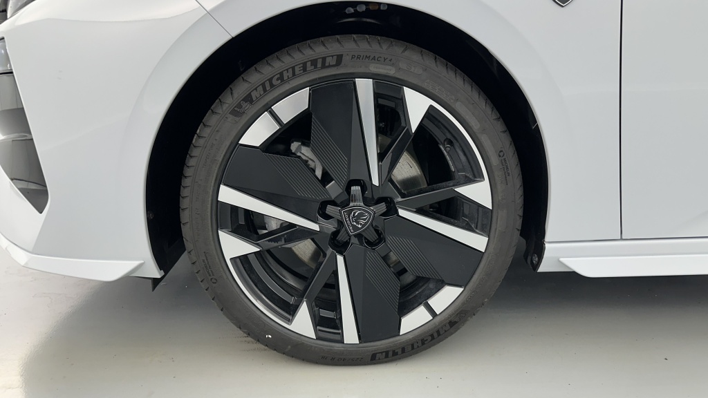 PEUGEOT 308 III(2) 1.2 Hybrid 145ch GT e-DCS6 - ref: 8-GLI00010349 - Photo 12