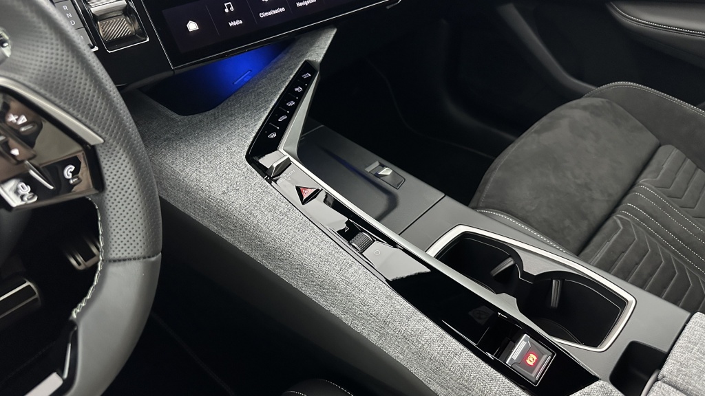 PEUGEOT 5008 III 1.2 Hybrid 145ch GT e-DCS6 - ref: 8-GLI00044774 - Photo 18