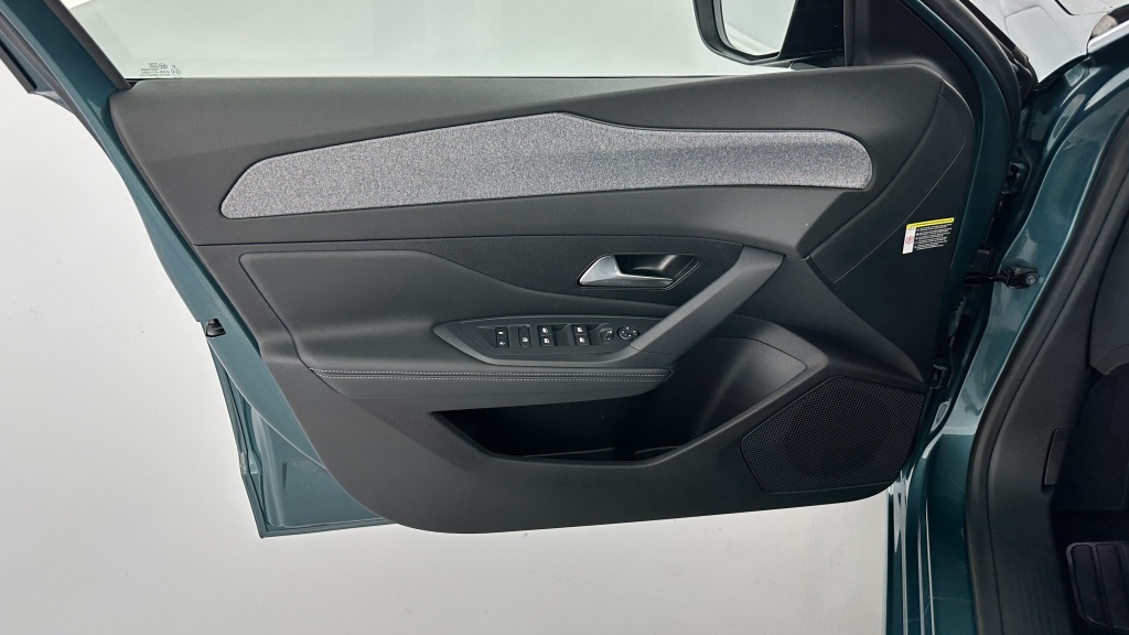 PEUGEOT 308 SW III 1.2 Hybrid 145ch Allure e-DCS6 - ref: 8-GLI00044798 - Photo 13