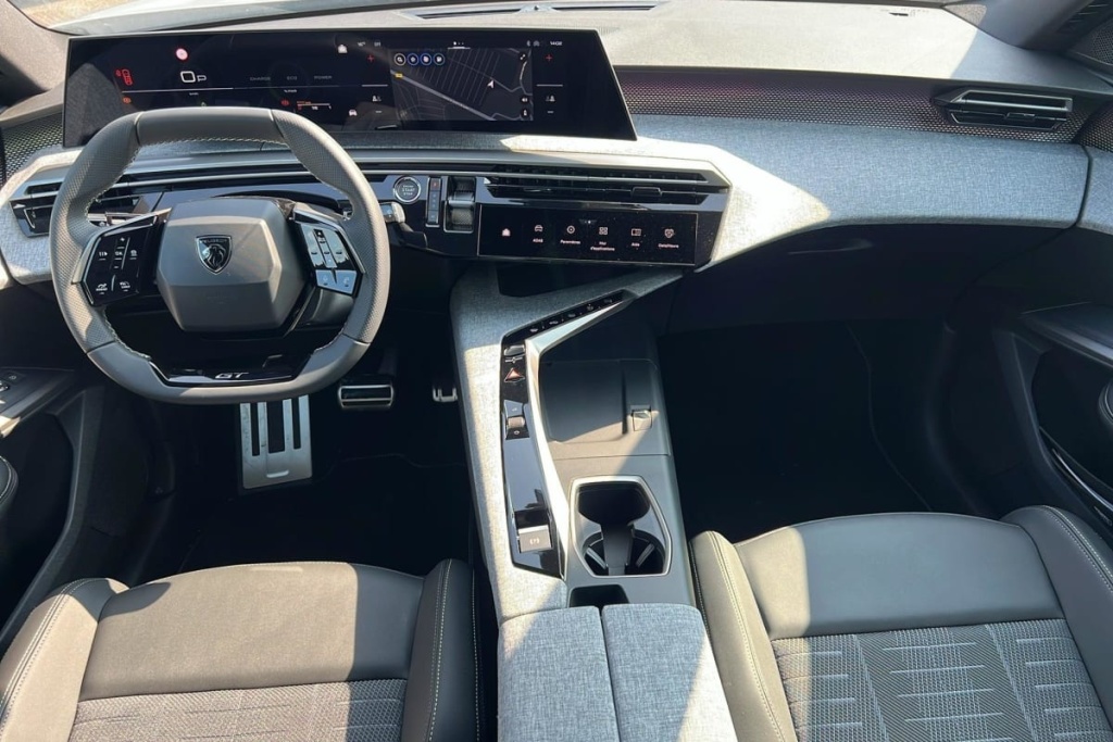 PEUGEOT 5008 Hybrid 145 e-DCS6 GT - ref: 1-376594 - Photo 12