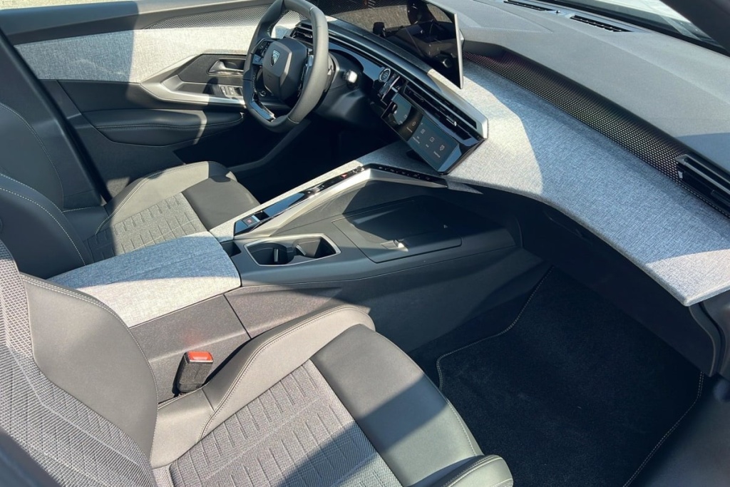 PEUGEOT 5008 Hybrid 145 e-DCS6 GT - ref: 1-376594 - Photo 9