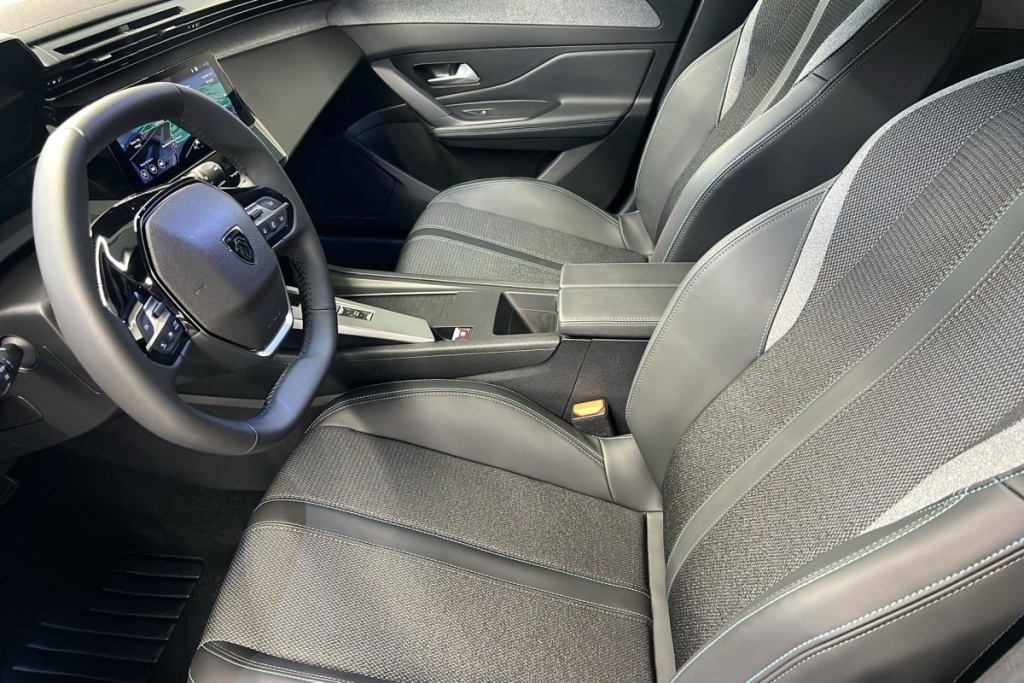 PEUGEOT 308 Hybrid 145 e-DCS6 Allure - ref: 1-379926 - Photo 9