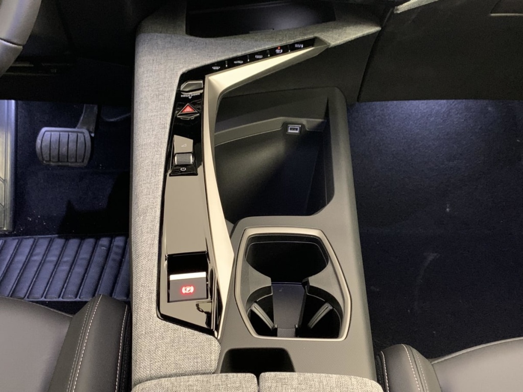 PEUGEOT 5008 HYBRID 145 CH E-DCS6 ALLURE - ref: 1-381858 - Photo 17