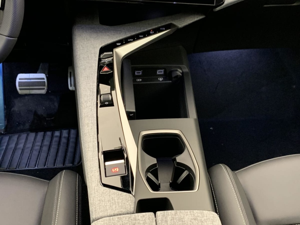 PEUGEOT 5008 HYBRID 145CH E-DCS6 GT - ref: 1-381868 - Photo 17