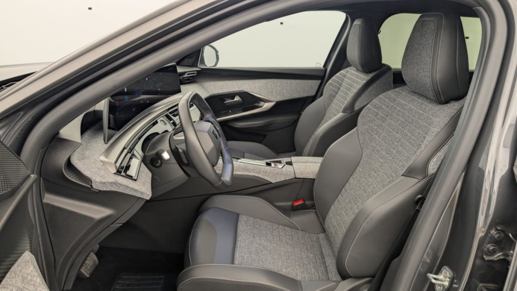 PEUGEOT 5008 HYBRID 145 CH E-DCS6 ALLURE - ref: 1-382161 - Photo 16