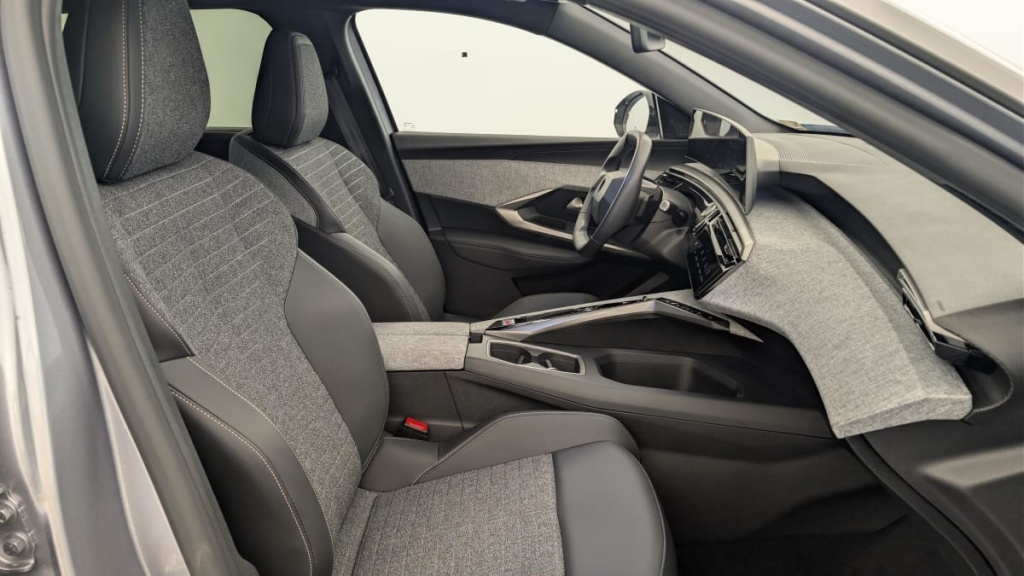 PEUGEOT 5008 HYBRID 145 CH E-DCS6 ALLURE - ref: 1-382163 - Photo 9