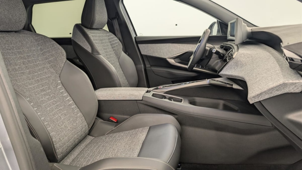 PEUGEOT 5008 HYBRID 145 CH E-DCS6 ALLURE - ref: 1-382176 - Photo 9