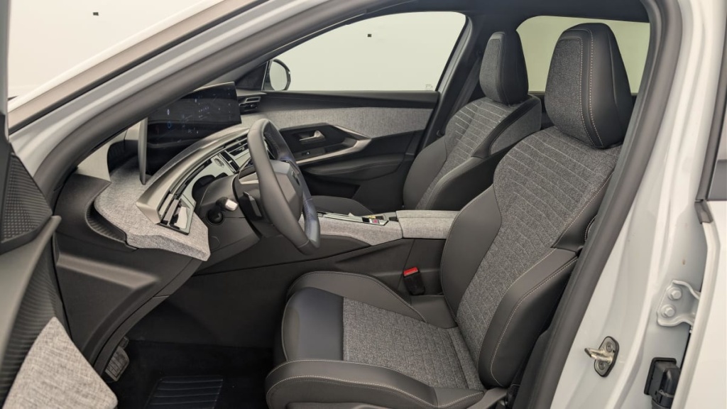 PEUGEOT 5008 HYBRID 145 CH E-DCS6 ALLURE - ref: 1-384739 - Photo 16