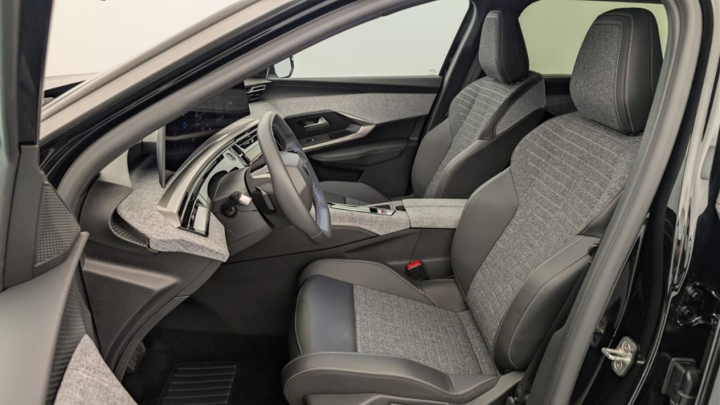 PEUGEOT 5008 HYBRID 145 CH E-DCS6 ALLURE - ref: 1-384779 - Photo 16