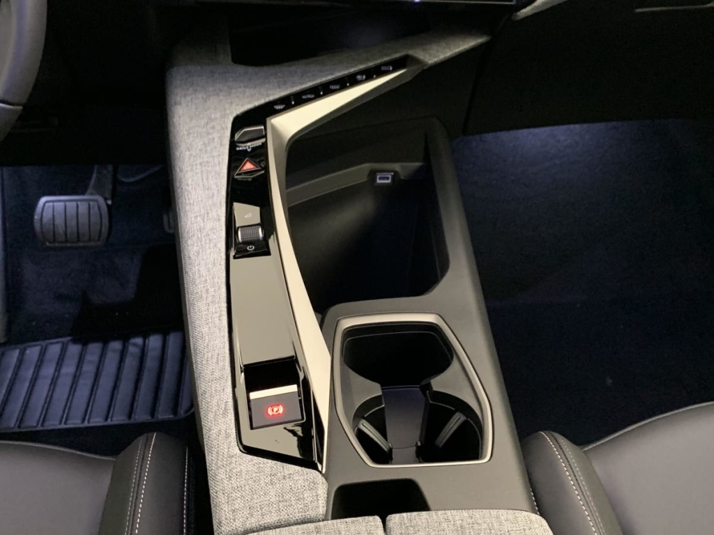 PEUGEOT 5008 HYBRID 145 CH E-DCS6 ALLURE - ref: 1-385550 - Photo 17
