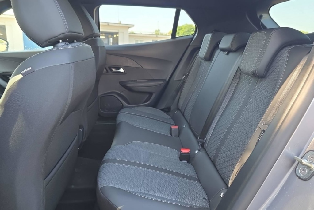 PEUGEOT 2008 Hybrid 145 e-DCS6 Allure - ref: 1-393973 - Photo 19