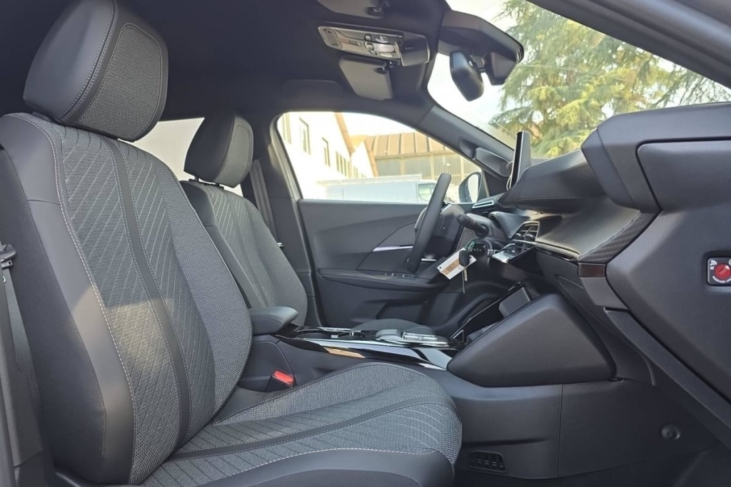 PEUGEOT 2008 Hybrid 145 e-DCS6 Allure - ref: 1-393973 - Photo 9