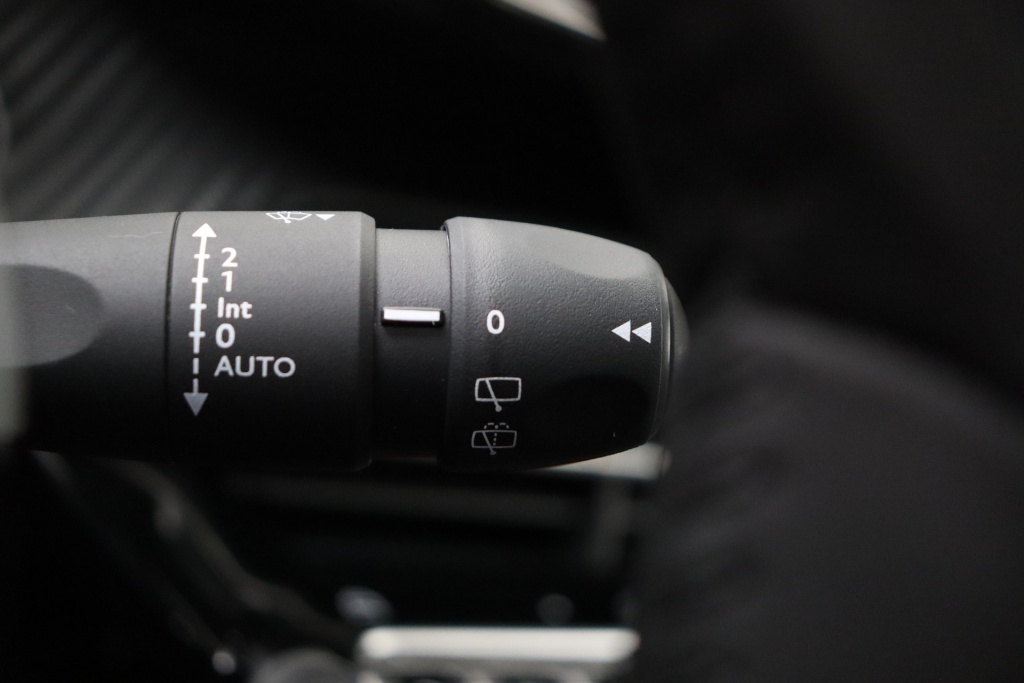 PEUGEOT 2008 Allure  1.2 Turbo 100 hp Man. 6    - ref: 7-56289 - Photo 18
