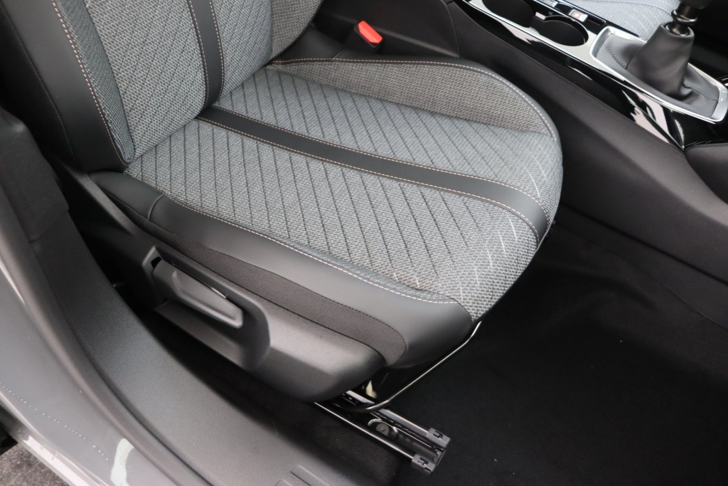 PEUGEOT 2008 Allure  1.2 Turbo 100 hp Man. 6    - ref: 7-56300 - Photo 16