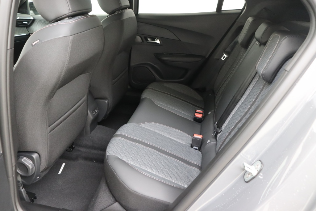 PEUGEOT 2008 Allure  1.2 Turbo 100 hp Man. 6    - ref: 7-56311 - Photo 16