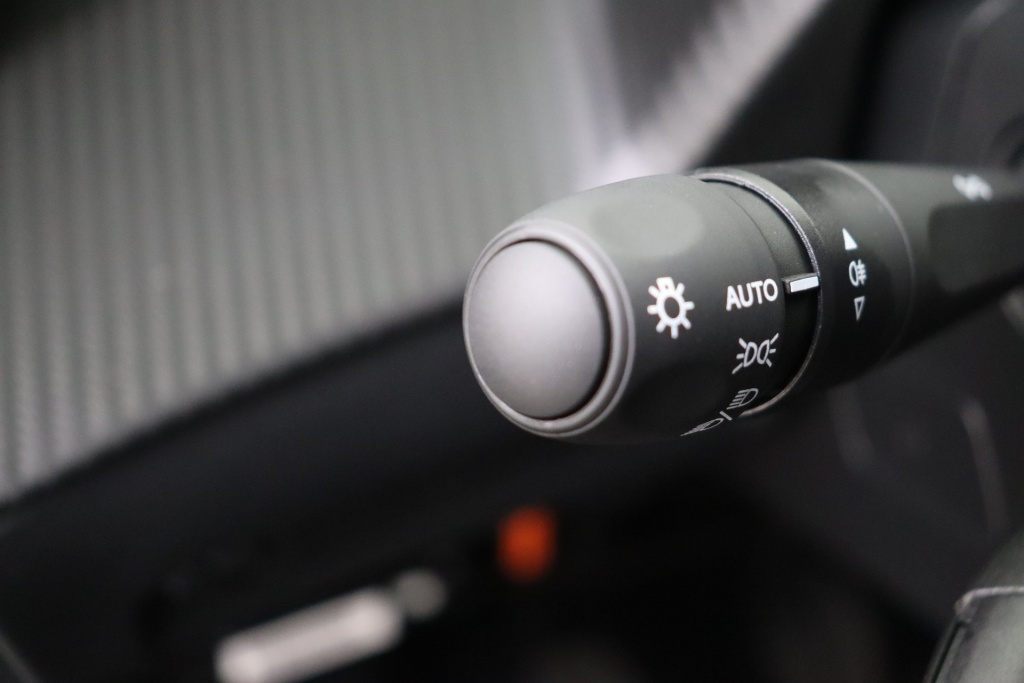 PEUGEOT 2008 Allure  1.2 Turbo 100 hp Man. 6    - ref: 7-56312 - Photo 18