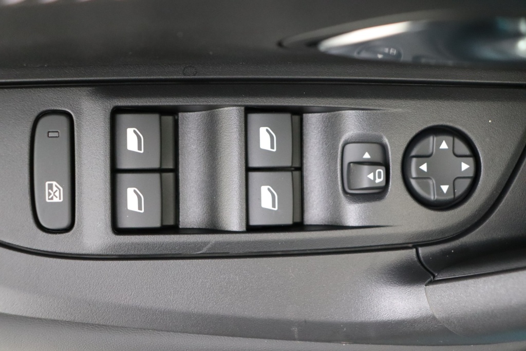 PEUGEOT 2008 Allure Hybrid 145 hp e-DSC6 - ref: 7-56891 - Photo 17