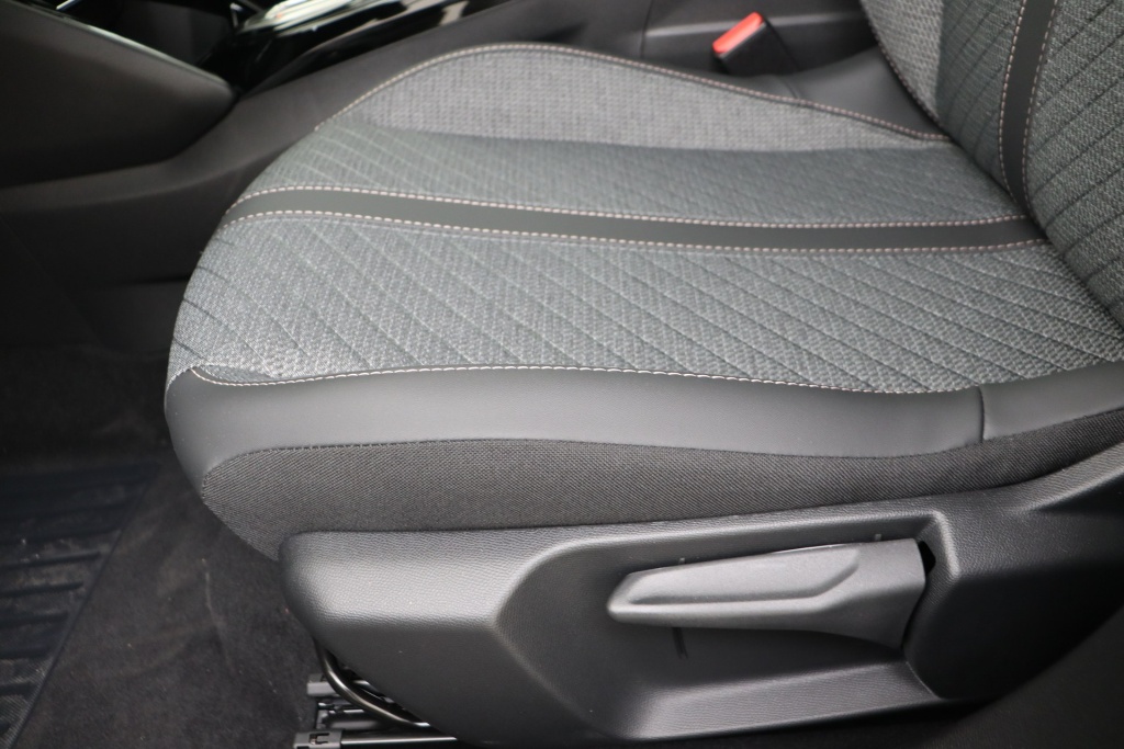 PEUGEOT 2008 Allure Hybrid 145 hp e-DSC6 - ref: 7-56898 - Photo 14