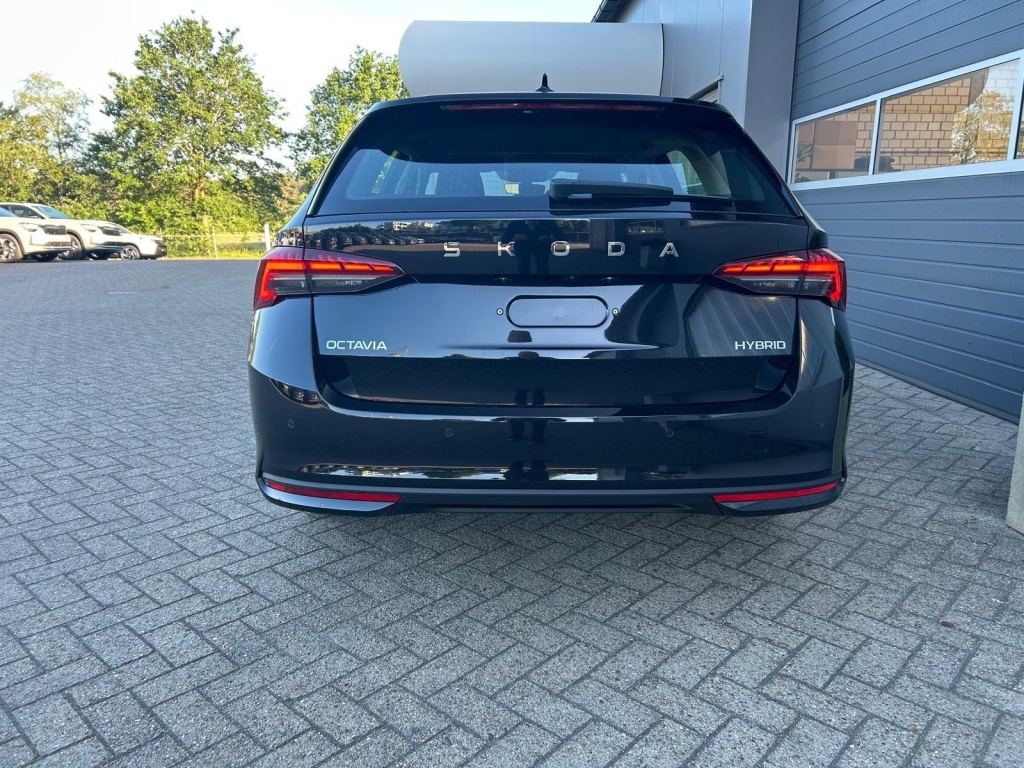 SKODA Octavia Combi 1.5 Gasoline 150hp DSG - ref: 7-62460 - Photo 4