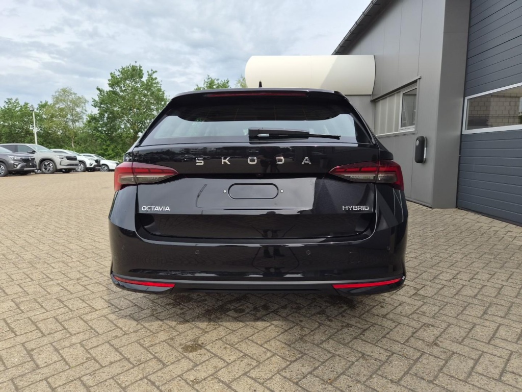 SKODA Octavia Combi 1.5 Gasoline 150hp DSG - ref: 7-69427 - Photo 4