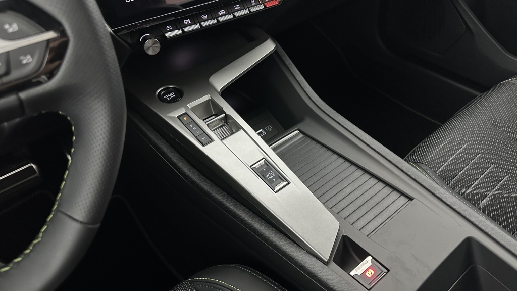 PEUGEOT 308 III(2) 1.2 Hybrid 145ch GT e-DCS6 - ref: 8-GLI00010349 - Photo 17