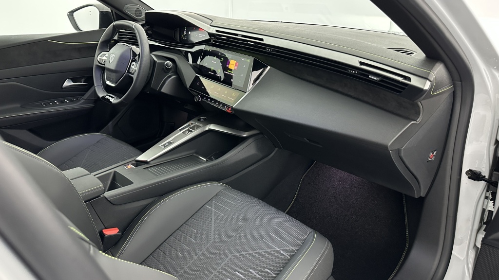 PEUGEOT 308 III(2) 1.2 Hybrid 145ch GT e-DCS6 - ref: 8-GLI00010349 - Photo 8