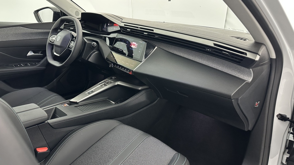 PEUGEOT 308 SW III 1.2 Hybrid 145ch Allure e-DCS6 - ref: 8-GLI00036214 - Photo 8