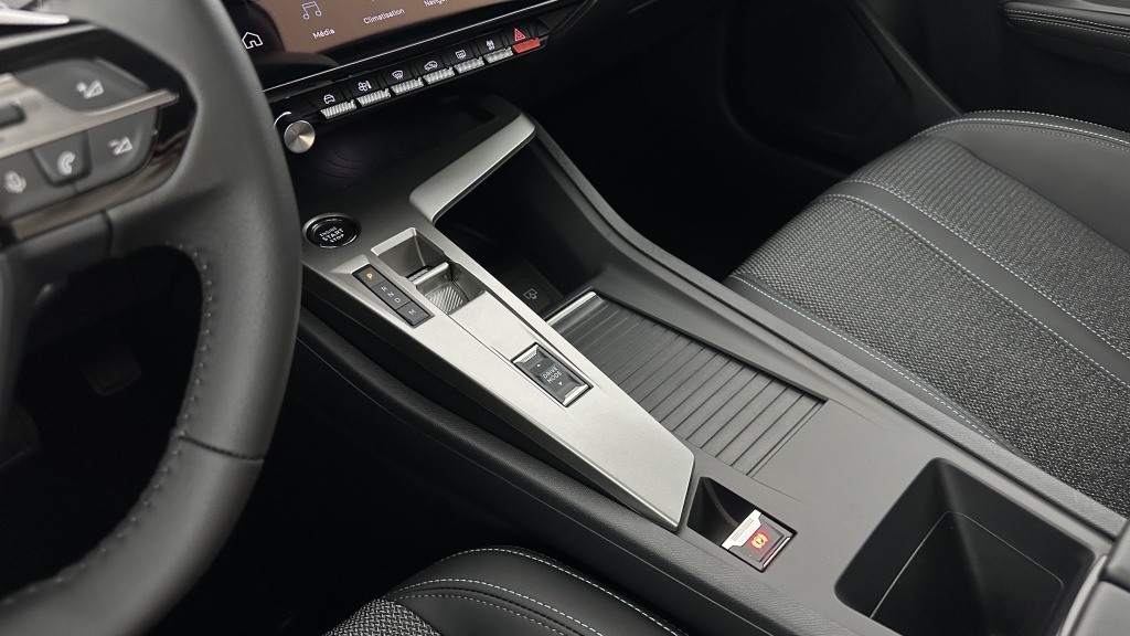 PEUGEOT 308 SW III 1.2 Hybrid 145ch Allure e-DCS6 - ref: 8-GLI00044798 - Photo 17
