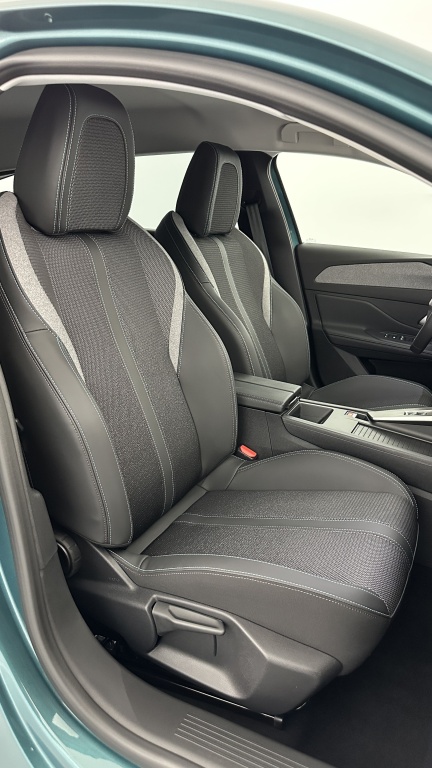 PEUGEOT 308 SW III 1.2 Hybrid 145ch Allure e-DCS6 - ref: 8-GLI00044798 - Photo 18