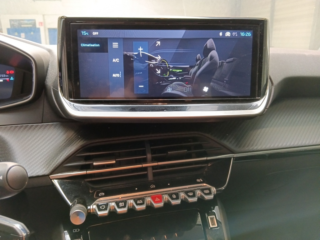 PEUGEOT 208