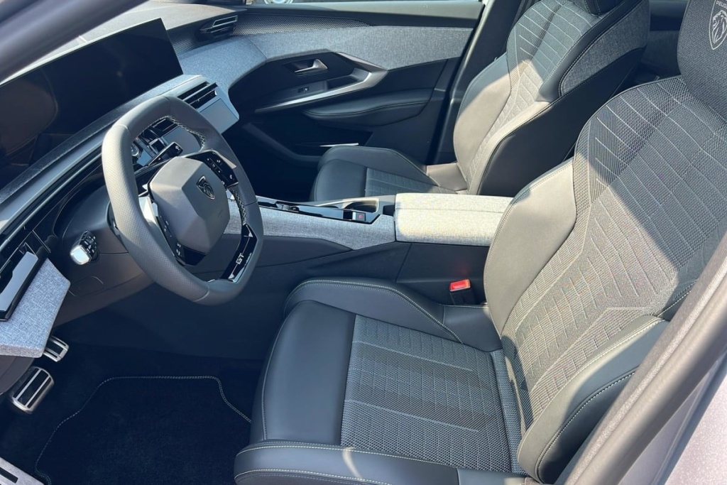 PEUGEOT 3008 Hybrid 145 e-DCS6 GT - ref: 1-366260 - Photo 9