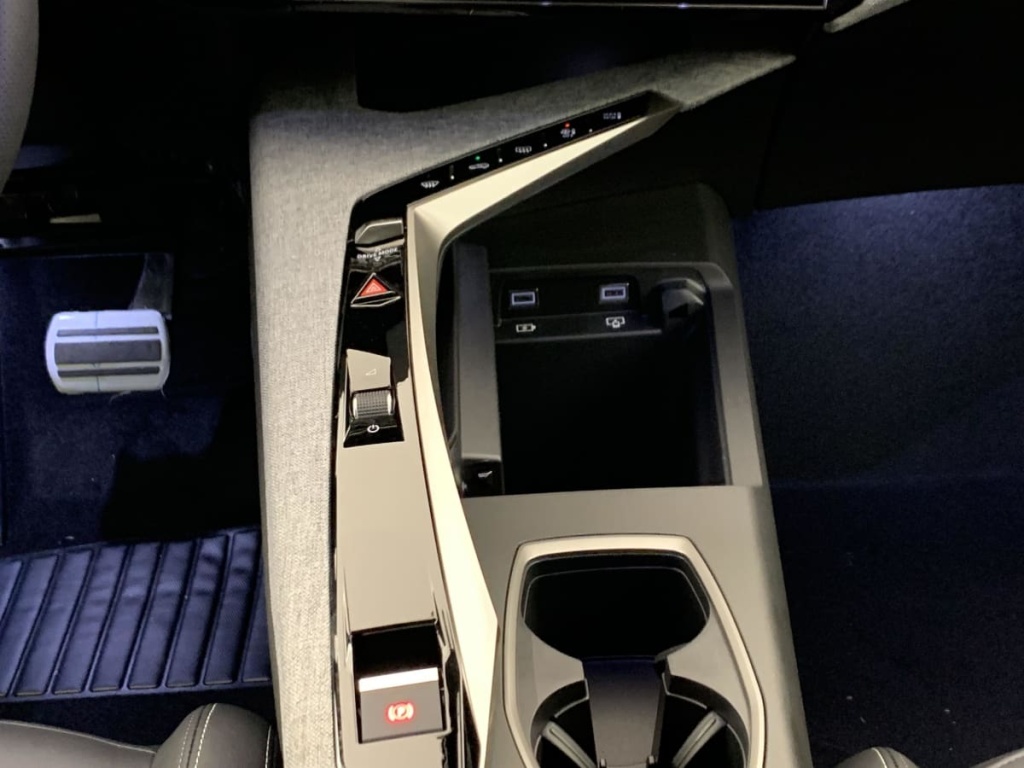 PEUGEOT 5008 HYBRID 145CH E-DCS6 GT - ref: 1-381869 - Photo 17