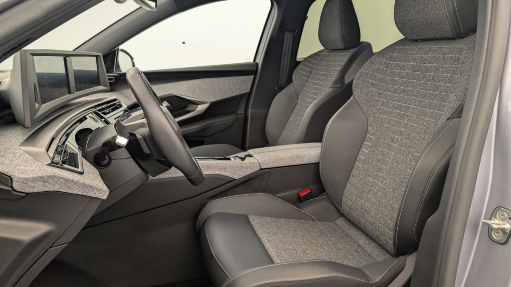 PEUGEOT 5008 HYBRID 145 CH E-DCS6 ALLURE - ref: 1-382176 - Photo 16