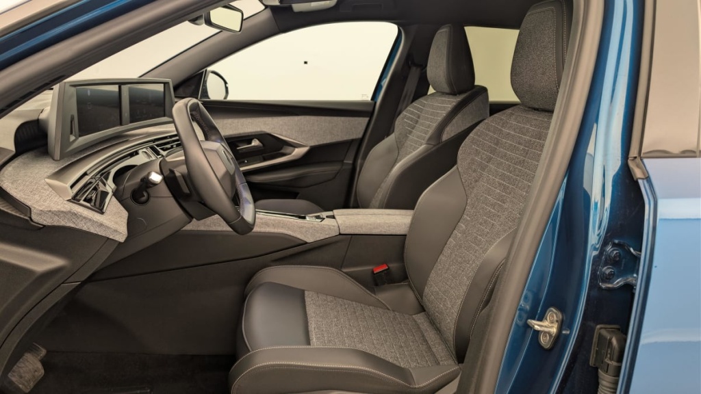 PEUGEOT 5008 HYBRID 145 CH E-DCS6 ALLURE - ref: 1-382177 - Photo 16