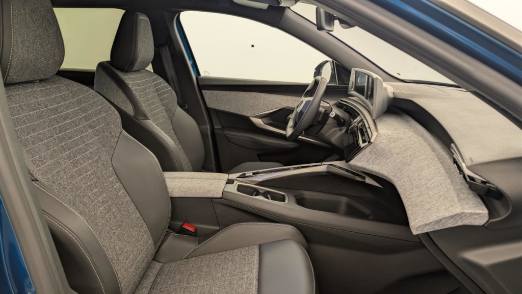 PEUGEOT 5008 HYBRID 145 CH E-DCS6 ALLURE - ref: 1-382177 - Photo 9