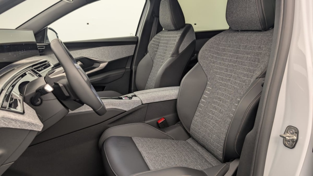 PEUGEOT 5008 HYBRID 145 CH E-DCS6 ALLURE - ref: 1-382340 - Photo 16