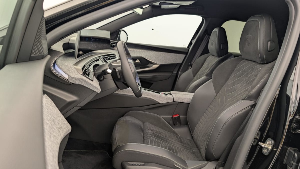 PEUGEOT 3008 Hybrid 145 e-DCS6 GT - ref: 1-388262 - Photo 16