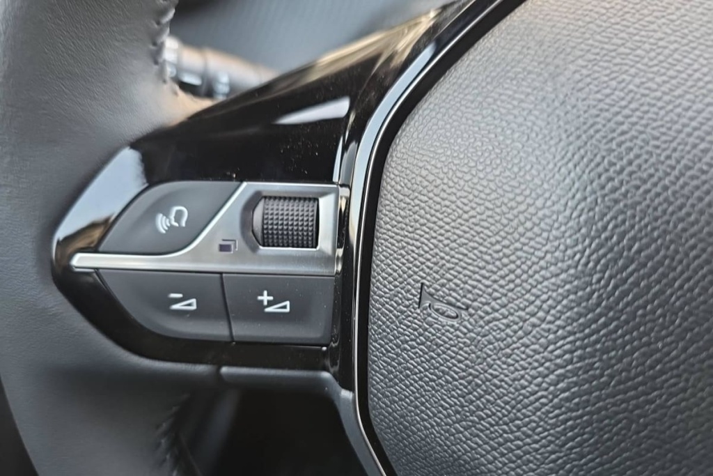 PEUGEOT 2008 Hybrid 145 e-DCS6 Allure - ref: 1-393970 - Photo 15